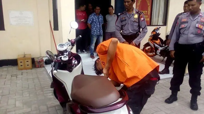 pencuri jok motor