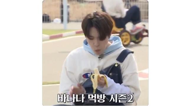 6 Potret Tingkah Absurd Idol K-Pop saat Makan Pisang, Ada yang Sama Kulitnya