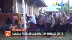 Pengantre yang didominasi lansia dan ibu-ibu rela berdesakan demi satu kantong paket sembako yang berisi beras, gula pasir hingga mie instan.