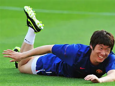 Aksi winger Manchester United, Park Ji-sung dalam sesi latihan sebelum final Liga Champions di Stadio Olimpico, Roma, 26 Mei 2009. AFP PHOTO/CARL DE SOUZA