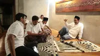 Calon presiden (capres) nomor urut satu, Anies Baswedan melaksanakan salat subuh berjamaah bersama keluarga di kediamannya di Lebak Bulus, Jakarta Selatan, Rabu (14/2/2024). (Foto: Timnas AMIN).