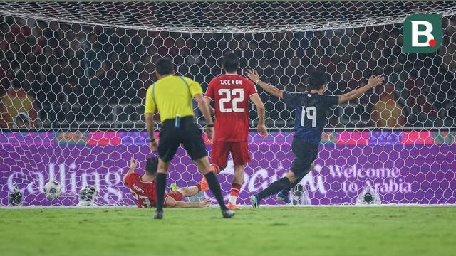 Foto: Duel Kawan Satu Tim Calvin Verdonk dan Koki Ogawa pada Laga Timnas Indonesia Vs Jepang di Kualifikasi Piala Dunia 2026