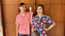Keduanya juga kerap hangout bareng. Seperti potret ini, baik Syahnaz dan Nisya kompak kenakan kemeja bermotif warna cerah. [Foto: IG/nissyaa].