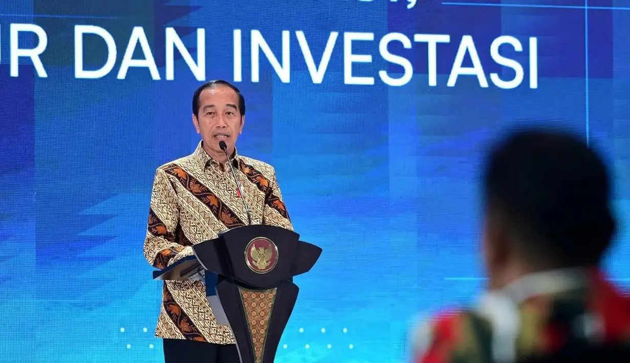 Jokowi tampil dengan batik cokelat gelap dan celana panjang hitam. [Foto: Instagram/jokowi]
