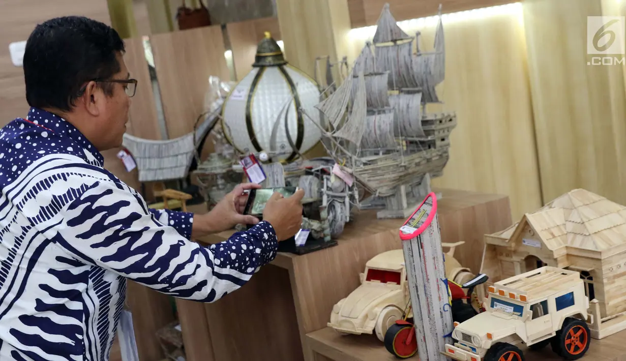 Pengunjung mengabadikan hasil kerajinan tangan pada Pameran Produk Unggulan Narapidana di Plasa Pameran Industri Kemenperin, Jakarta, Selasa (26/3). Pameran ini dibuka oleh Wapres RI, Jusuf Kalla bersama Menkumham, Yasonna Laoly dan Menperin, Airlangga Hartarto. (Liputan6.com/Helmi Fithriansyah)