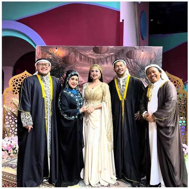 6 Gamis Glamor ala Elvy Sukaesih, Inspirasi Awet Muda di Usia 74 Tahun