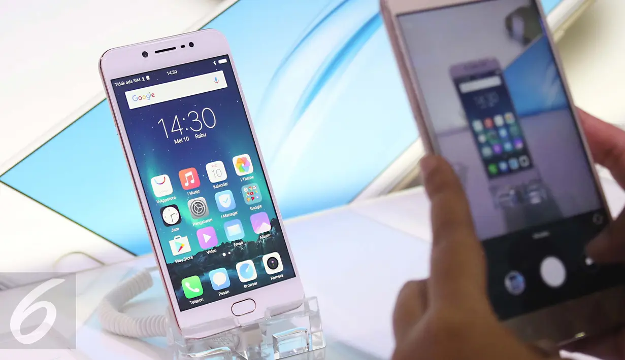 Pengunjung mengabadikan Produk terbaru smart phone Vivo V5s dipamerkan saat peluncuran di Jakarta, Rabu (10/5). Vivo V5s diluncurkan dengan mengandalkan kamera depan 20mp. (Liputan6.com/Angga Yuniar)