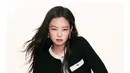 Tak lama setelah pengumuman Dua Lipa, CHANEL kembali menghadirkan duta global mereka, Jennie BLACKPINK, sebagai wajah terbaru kampanye CHANEL 25. Dijuluki sebagai ‘Human Chanel’, Jennie telah menjadi duta rumah mode Prancis ini sejak 2017 dan terus memperkuat citranya sebagai ikon fashion. [Dok/CHANEL].