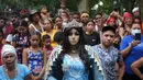 Patung Maria Lionza berdiri di depan pengikut alirannya saat pertemuan tahunan di Gunung Sorte, Yaracuy, Venezuela, 11 Oktober 2021. Bersama dengan Santeria, Venezuela adalah rumah bagi agama-agama rakyat lainnya seperti Maria Lionza. (AP Photo/Matias Delacroix)