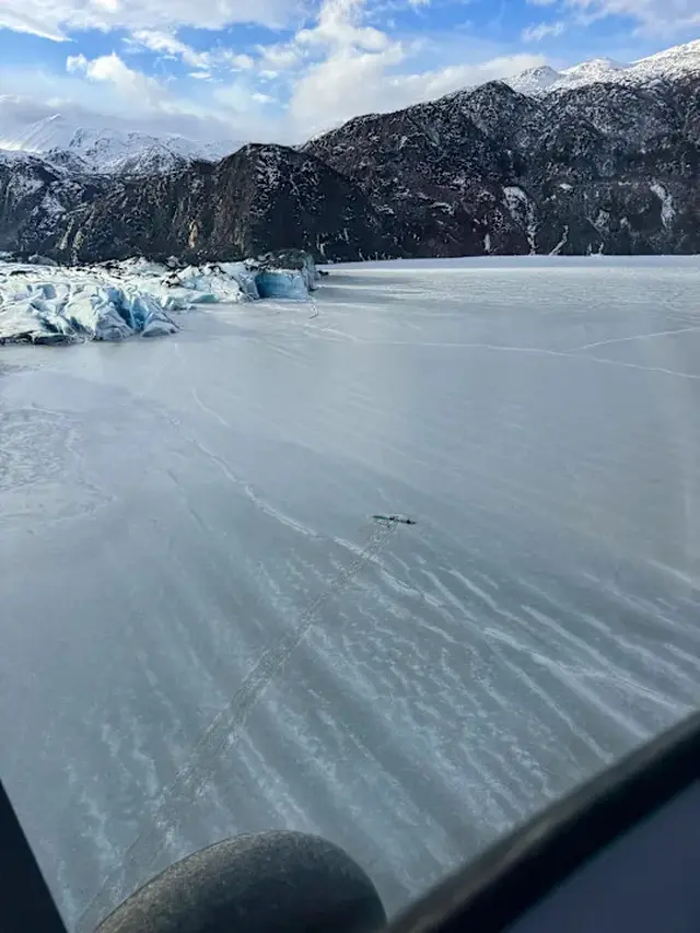 Pesawat yang sebagian tenggelam ke dalam es Danau Tustumena pada Senin, 24 Maret 2025, dekat Soldotna, Alaska. (Alaska National Guard via AP) Garda Nasional Alaska