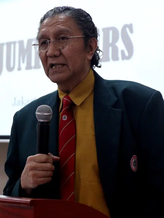 Ketua PB IDI Ilham Oetama Marsis meyampaikan keterangan pers di kantor IDI, Jakarta, Senin (9/4). Sebelumnya, Majelis etik merekomendasikan dokter yang juga kepala RSPAD itu dipecat sementara dan dicabut keanggotaanya dari IDI. (Liputan6.com/JohanTallo)