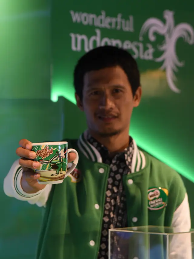 Seniman Dede Kartiwan dari Bogor, Jawa Timur, yang mengusung tema sepak takraw. (Foto: Dok. Tim PT Nestlé Indonesia)