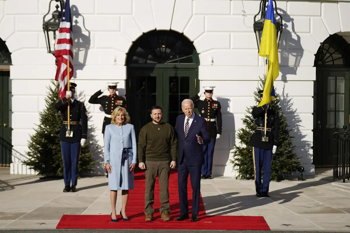 Presiden Joe Biden dan ibu negara Jill Biden, menyambut Presiden Ukraina Volodymyr Zelensky di Gedung Putih di Washington, Rabu, 21 Desember 2022. (AP Photo/Andrew Harnik)