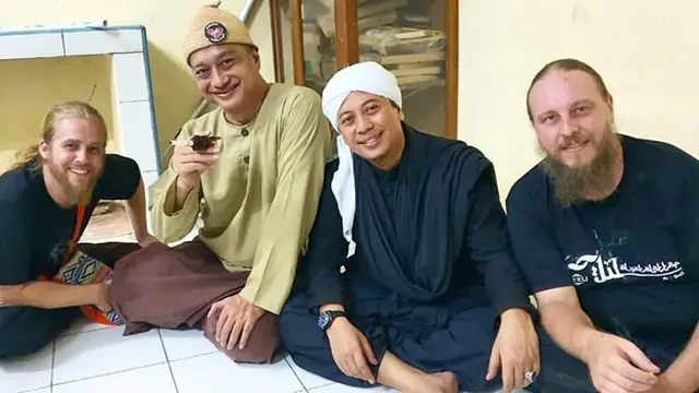 Lama Tak Muncul di Layar Kaca, Ini 6 Potret Terbaru Dik Doank yang Kini Berhijrah