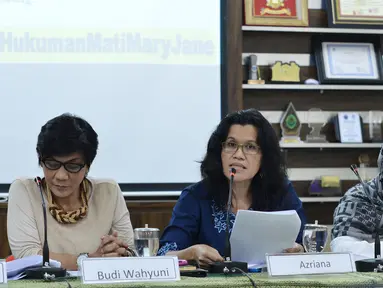 Ketua Komnas Perempuan Azriana (tengah) memberikan pemaparan saat menghadiri konferensi pers terkait hukuman mati di Jakarta, Jumat (24/4/2015). Mereka meminta kepada pemerintah agar membatalkan hukuman mati terhadap Mary Jane. (Liputan6.com/JohanTallo)