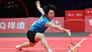 Duel antara Putri Kusuma Wardani dan Akane Yamaguchi berlangsung sengit sejak awal pertandingan. Tampak dalam foto, tunggal putri Jepang, Akane Yamaguchi saat bertanding melawan Putri Kusuma Wardani dari Indonesia pada laga kedua fase grup BWF World Tour Finals 2025 di Hangzhou, Zhejiang, China, Kamis (18/12/2025). (Jade Gao/AFP)