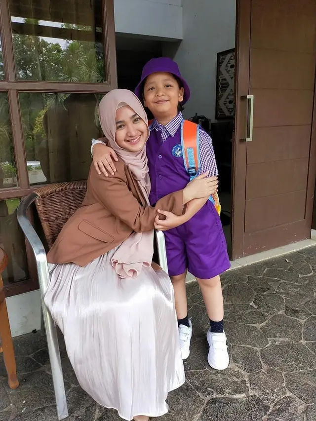 Mantap Berhijab, Ini 6 Potret Penampilan Baru Cut Syifa