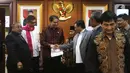 Fraksi Partai Keadilan Sejahtera (PKS) dan Fraksi Partai Demokrat memberikan berkas yang telah ditanda tangani anggota fraksi kepada Wakil Ketua DPR Azis Syamsudin (tengah) di Kompleks Parlemen, Jakarta, Selasa (4/2/2020). Berkas berisi usulan pembentukan Pansus Jiwasraya. (Liputan6.com/Johan Tallo)