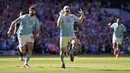Gelandang Manchester City Phil Foden (tengah) berselebrasi setelah mencetak gol pembuka timnya ke gawang West Ham  dalam laga pekan ke-38 Premier League 2023/2024 di Etihad Stadium, Minggu (19/5/2024) malam WIB. (AP Photo/Dave Thompson)