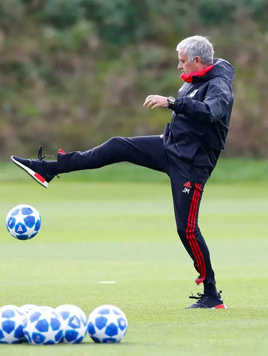 Pelatih MU, Jose Mourinho mengontrol bola saat sesi latihan di AON Training Complex, Carrington, Inggris barat laut (1/10). MU akan bertanding melawan wakil Spanyol, Valencia pada lanjutan grup H Liga Champions di Old Trafford. (Martin Rickett/PA via AP)