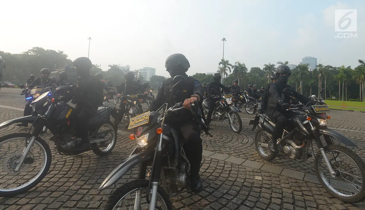 Pasukan patroli bermotor Brimob mengikuti apel gelar pasukan Operasi Ketupat 2018 di Lapangan Monas, Jakarta Pusat, Rabu (6/6). Apel itu dalam rangka menghadapi pengamanan Hari Raya Idul Fitri 1439 H sejak 7 hingga 24 Juni 2018. (Merdeka.com/Imam Buhori)