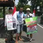 Wijiyanto (paling kiri), lelaki yang menggelar aksi jalan kaki itu, berkampanye setelah divonis mengidap HIV/AIDS.