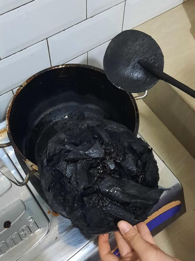 Momen Apes Saat Menghangatkan Makanan, Ada yang Berubah Jadi Arang. (Sumber: Twitter/FOODFESS2)