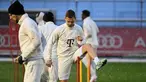 Gelandang Bayern Munchen #06 Joshua Kimmich (kanan) menghadiri sesi latihan saat hujan salju menjelang lanjutan Liga Champions 2023-2024, di Munich, Jerman selatan, Selasa (28/11/2023). (LUKAS BARTH / AFP)