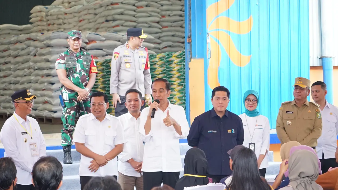 Menteri BUMN Erick Thohir mendampingi Presiden Joko Widodo (Jokowi) membagikan bantuan pangan beras, di Singkawang, Kalimantan Barat, dikutip dari keterangan resmi, Rabu (20/3/2024). (dok BUMN)