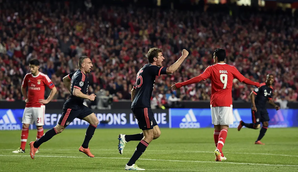 Ekspresi pemain Bayern Munchen, Thomas Muller, setelah mencetak gol ke gawang Benfica pada leg kedua perempat final Liga Champions di Estadio da Luz, Lisbon, Kamis (14/4/2016) dini hari WIB. (AFP/Francisco Leong) 