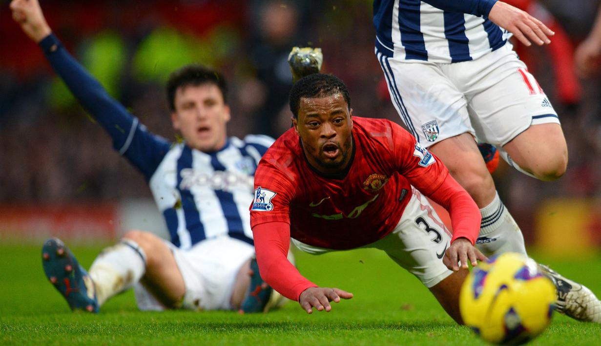 Patrice Evra. Bek kiri ini didatangkan Manchester United dari AS Monaco pada tengah musim 2005/2006 dengan nilai 5,5 juta pound. Selama 8,5 musim ia tampil 379 laga dengan torehan 10 gol dan 40 assist. Banyak gelar diraihnya, seperti 5 trofi Premier League dan 1 Liga Champions. (AFP/Andrew Yates)