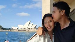 Hamish Daud bahkan memperlihatkan momen mesra bersama sang istri dalam akun Instagram pribadinya. Keduanya tampak berpose mesra dengan latar belakang Gedung Opera Sydney.(Liputan6.com/IG/@hamishdw)