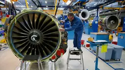 Seorang teknisi memeriksa beberapa komponen mesin jet pesawat yang sudah dirakit di pabrik Snecma di Reau, Paris. Gambar diambil tanggal 6 Januari 2016. (REUTERS/Philippe Wojazer)