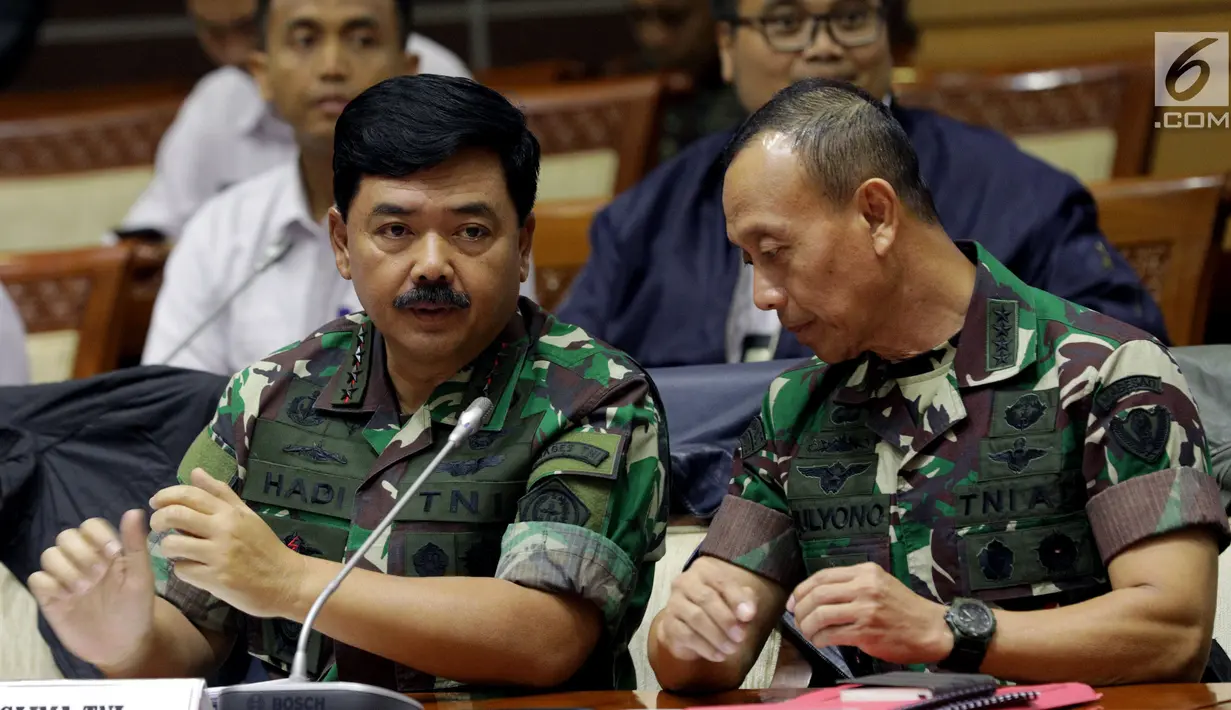 Panglima TNI Marsekal Hadi Tjahjanto (kiri) berbincang dengan Kepala Staf TNI AD (Kasad) Jenderal Mulyono saat mengikuti rapat dengan Komisi I DPR  di ruang rapat Komisi I DPR, Kompleks Parlemen, Senayan, Jakarta, Kamis (24/5). (Liputan6.com/Johan Tallo)