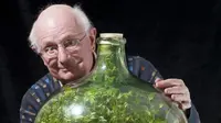 David Latimer, seorang pecinta tanaman berhasil menciptakan taman botol. (Foto: Dailymail)