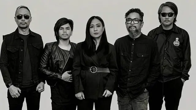 FOTO: Jadi Vokalis, Ini Kebersamaan Astrid Sartiasari dengan Cokelat Band