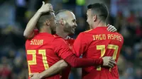 Para pemain Spanyol merayakan gol yang dicetak David Silva ke gawang Kosta Rika pada laga persahabatan di Stadion La Rosaleda, Sabtu (11/11/2017). Spanyol menang 5-0 atas Kosta Rika. (AP/Miguel Morenatti)