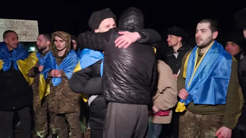 Tahanan Ukraina yang dibebaskan Rusia. Kedua negara bertukar ratusan tawanan perang, yang digambarkan oleh pihak berwenang di Kyiv sebagai pertukaran terbesar saat perang. (COORDINATION HQ FOR POWS)