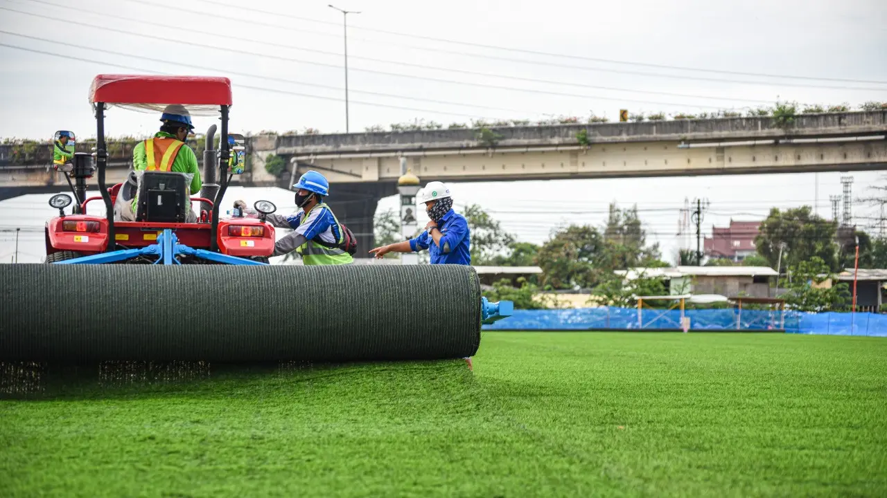 Rumput stadion Jakarta International Stadium (JIS)