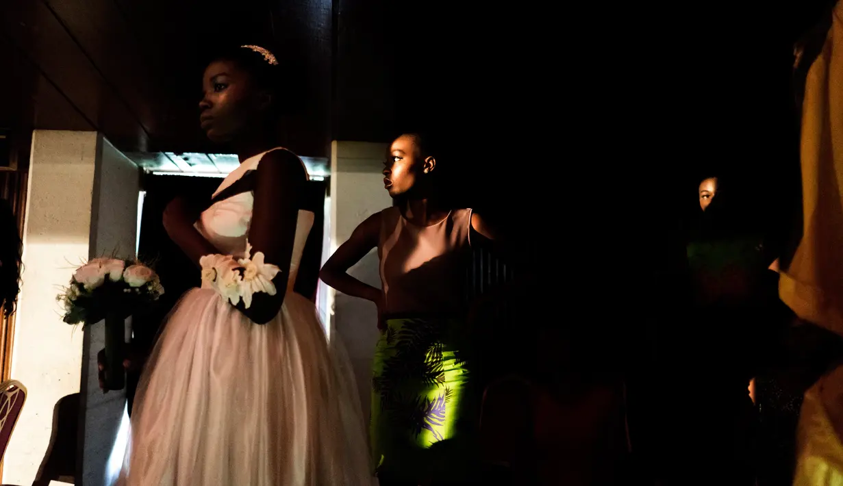 Model menunggu di belakang panggung sebelum tampil dalam Africa Fashion Week di Lagos (3/6). Empat negara Afrika, Senegal, Kamerun, Ghana dan Zambia ikut berpartisipasi dalam karnaval African Fashion. (AFP Photo/Marco Longari)