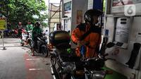 Pengendara motor melakukan pengisian baham bakar minyak (BBM) di SPBU, Jakarta, Rabu (5/2/2020). Pemerintah mencanangkan pembangunan BBM Satu Harga di 83 titik di Indonesia pada tahun 2020. (Liputan6.com/Angga Yuniar)