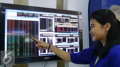 Pekerja menunjuk layar sekuritas di Jakarta, Senin (1/8). IHSG mengakhiri perdagangan hari ini ditutup di teritori positif. Seharian, IHSG bergerak di zona hijau dan ditutup melesat hingga nyaris 3%. (Liputan6.com/Angga Yuniar)