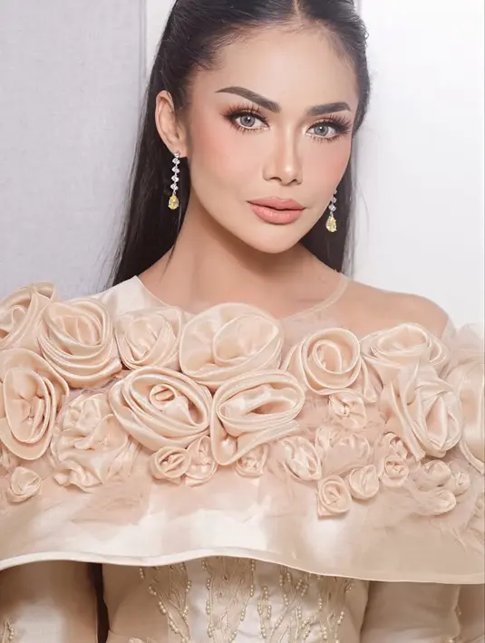 Gaun semakin menawan dengan aksen bunga mawar 3D warna coklat di bagian atas gaun. Membuat tampilan Krisdayanti tampak begitu mewah. [@krisdayantilemos]