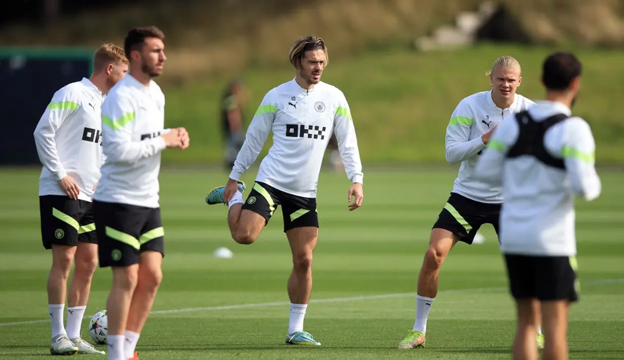 Pemain Manchester City Jack Grealish (tengah) bersama Erling Haaland (kanan) saat sesi latihan di tempat latihan Manchester City di Manchester, Inggris, 13 September 2022. Manchester City akan menghadapi Borussia Dortmund pada pertandingan sepak bola Grup G Liga Champions. (Lindsey Parnaby/AFP)