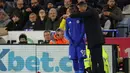 Pemain Leicester, Jeremy Monga mendengarkan instruksi pelatih Ruud Van Nistelrooy sebelum memasuki lapangan pertandingan dalam laga lanjutan Liga Inggris 2024/2025 melawan Newcastle di King Power Stadium, Leicester, Inggris, Senin (07/04/2025) waktu setempat. (AFP/Darren Staples)