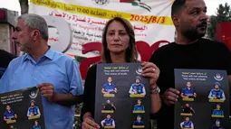 Kecaman terus mengalir dari Perserikatan Bangsa-Bangsa (PBB), Uni Eropa, dan sejumlah organisasi media Hak Asasi Manusia (HAM) pada Senin 11 Agustus 2025, setelah serangan Israel membunuh jurnalis Al Jazeera di Gaza. Tampak dalam foto, para jurnalis memegang poster yang menampilkan rekan-rekan mereka dari Palestina yang tewas dalam serangan udara Israel di Jalur Gaza, selama demonstrasi di kota Ramallah, Tepi Barat, pada Senin 11 Agustus 2025. (AP Photo/Nasser Nasser)