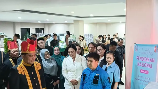 Gubernur Sulut saat meninjau stand SMKS Kristen 1 Tomohon di event Gelar Karya.