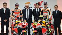 (Dari kiri ke kanan) Repsol Director of Comminucation Marcos Fraga, Pebalap Tim Repsol Honda Marc Marquez, CEO and Chairman of Repsol Antonio Brufau, Honda Racing Corporation (HRC) Director Tetsuhiro Kuwata, Pebalap Tim Repsol Honda Joan Mir, dan Manajer HRC Albert Puig berpose saat peluncuran motor baru untuk MotoGP musim 2023 di Madrid, 22 Februari 2023. (AFP/Pierre-Philippe Marcou)