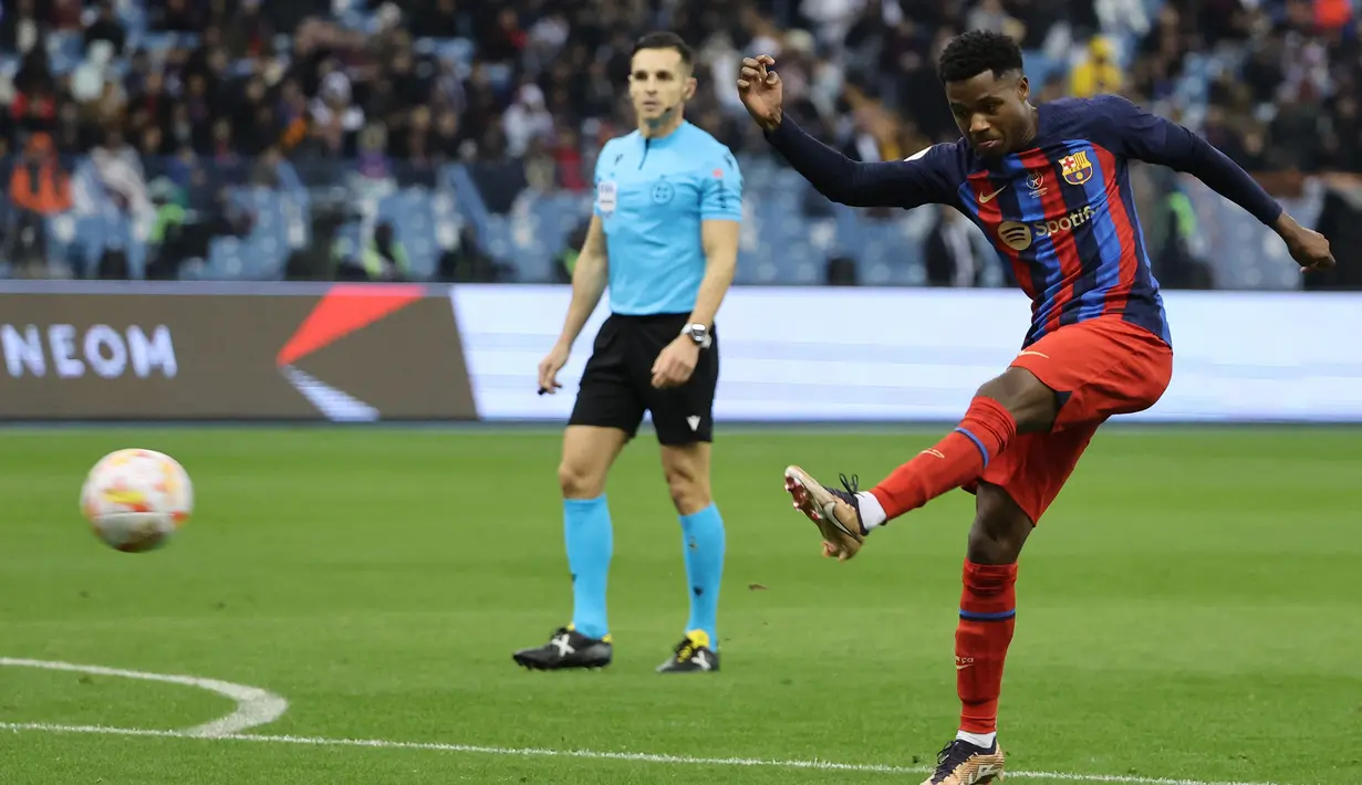 Dalam babak tambahan waktu Barcelona mampu unggul 2-1 lewat gol Ansu Fati pada menit ke-93. Gol dicetak lewat sepakan voli kaki kiri memanfaatkan bola yang dihalau tak sempurna bek Real Betis. (AFP/Giuseppe Cacace)