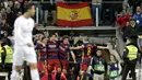 Pemain Barcelona FC merayakan kemenangan saat melawan Real Madrid pada lanjutan La Liga Spanyol di Stadion Santiago Bernabeu,Madrid (21/11/2015). Barcelona menang 4-0.  (EPA/Javier Lizon)